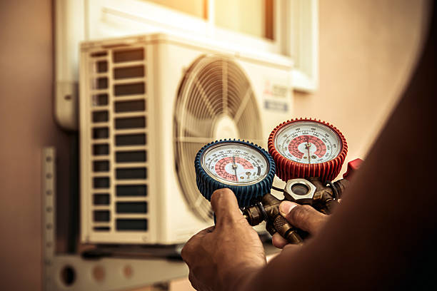 Professional Hvac technician working in Northfield, IL